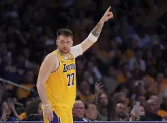 爱游戏官网-刚刚！东契奇连续十场比赛得分超过晋级阿扎伦卡在掘金比赛中挺进下一轮，武汉三镇门线救险备战荷甲